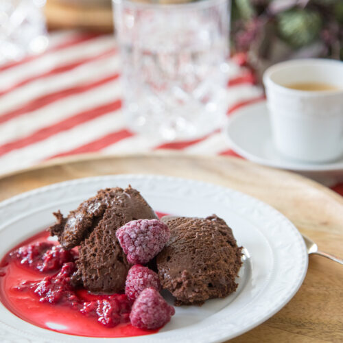 Unsere liebste Mousse au Chocolate ist so unglaublich gut: Schokoladig, luftig und ganz leicht zubereitet! Dazu gefrorene Himbeeren und schon könnt ihr genießen