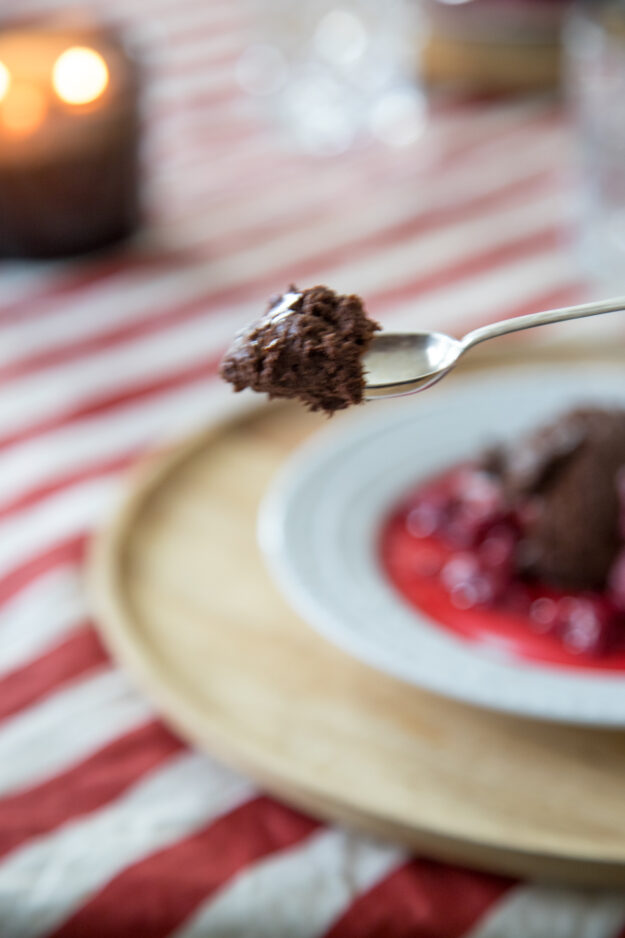 Unsere liebste Mousse au Chocolat ist so unglaublich gut: Schokoladig, luftig und ganz leicht zubereitet! Dazu gefrorene Himbeeren und schon könnt ihr genießen