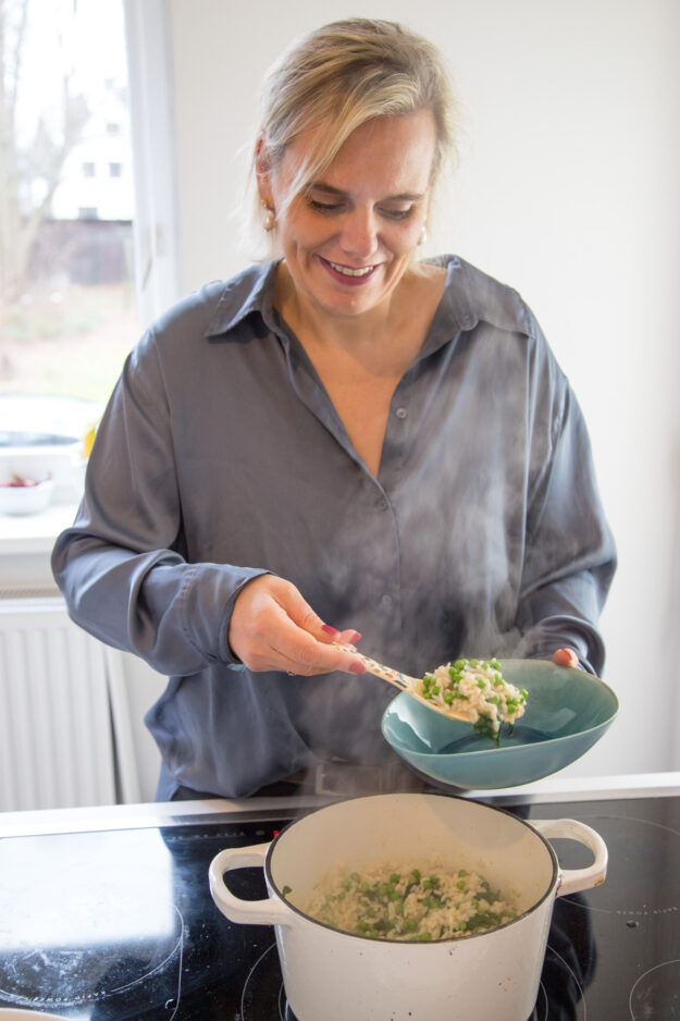 Es gibt ein Frühlingsrisotto für die ganze Familie! Mit Erbsen und jungem Spinat kommt das Risotto ganz leicht daher und eine Einstimmung auf die wärmeren Tage.