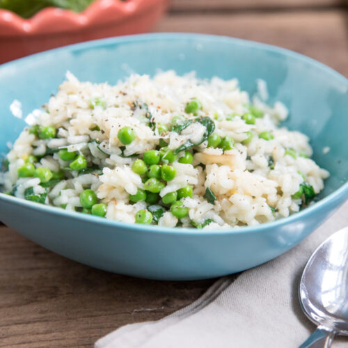 Es gibt ein Frühlingsrisotto für die ganze Familie! Mit Erbsen und jungem Spinat kommt das Risotto ganz leicht daher und eine Einstimmung auf die wärmeren Tage.