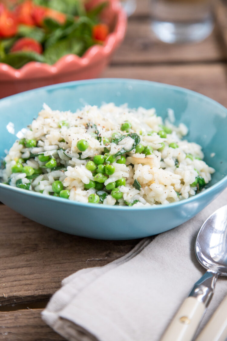 Es gibt ein Frühlingsrisotto für die ganze Familie! Mit Erbsen und jungem Spinat kommt das Risotto ganz leicht daher und eine Einstimmung auf die wärmeren Tage.