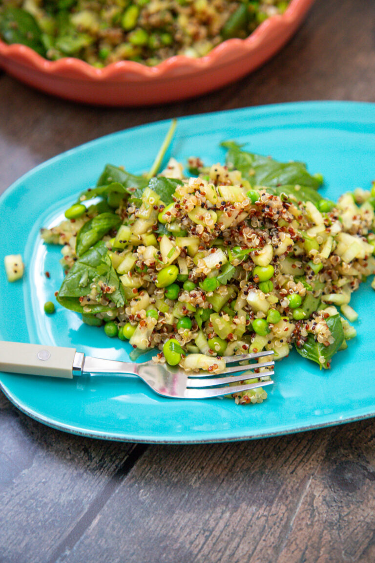 Salat aus Edamame, Quinoa und Erbsen mit Asia Dressing