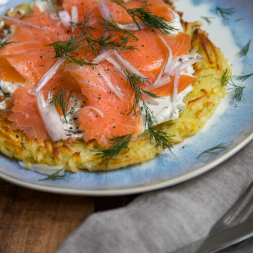 Ein großer Rösti mit Frischkäse und Lachs ist so einfach zubereitet und trotzdem ein großer Knaller! Wieso macht man sonst eigentlich so oft nur kleine Rösti?