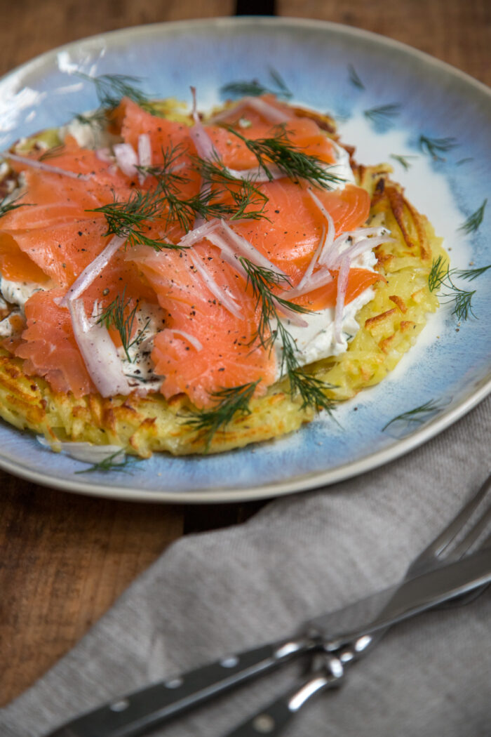 leckerer großer Rösti mit Frischkäse und Lachs| tastesheriff