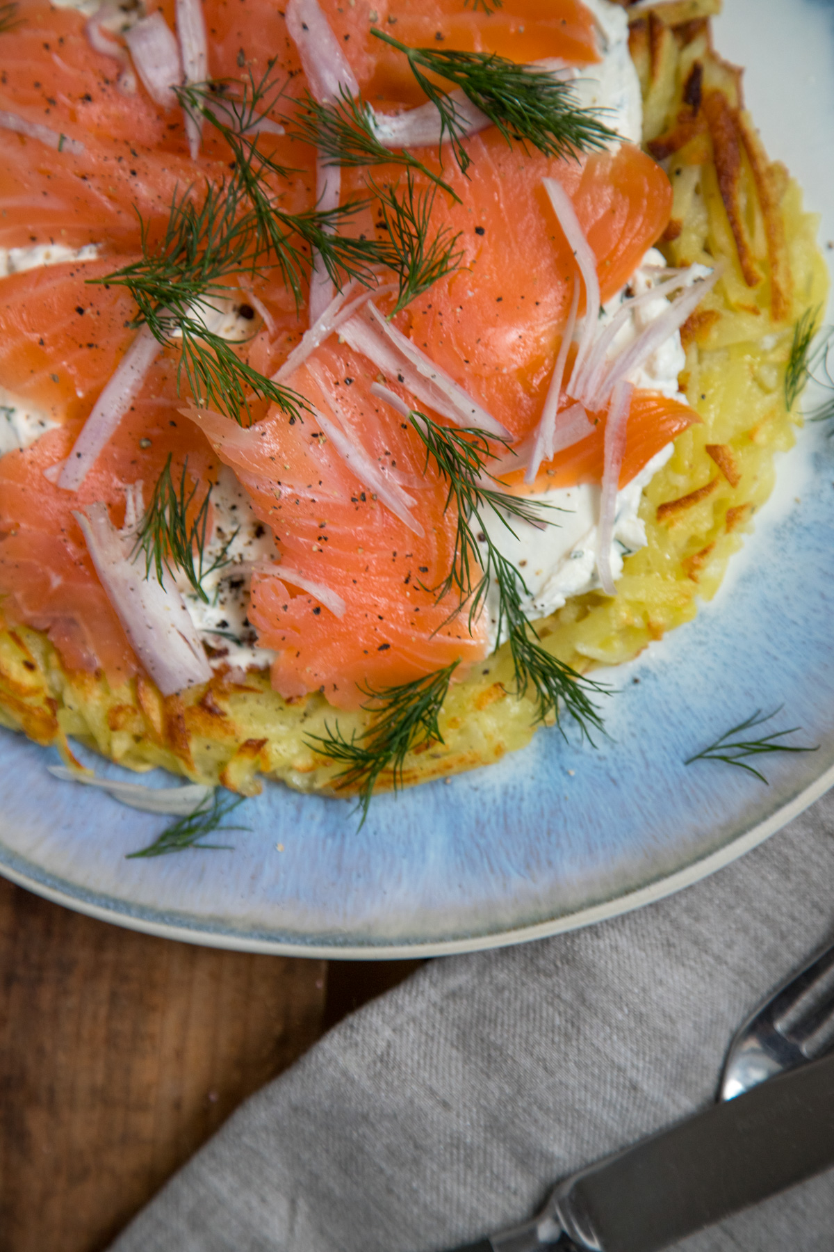 Ein großer Rösti mit Frischkäse und Lachs ist so einfach zubereitet und ...