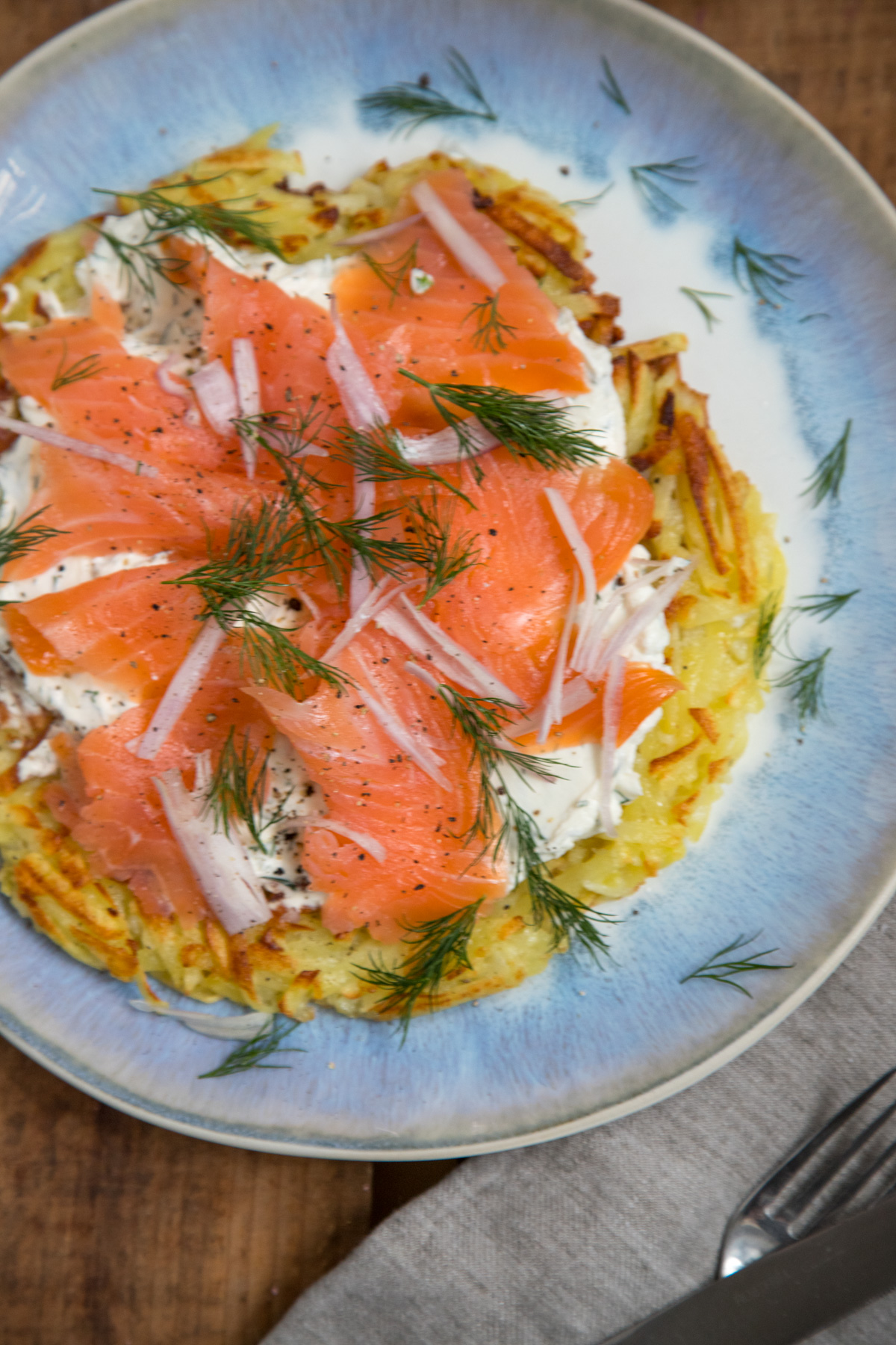 Ein großer Rösti mit Frischkäse und Lachs ist so einfach zubereitet und ...