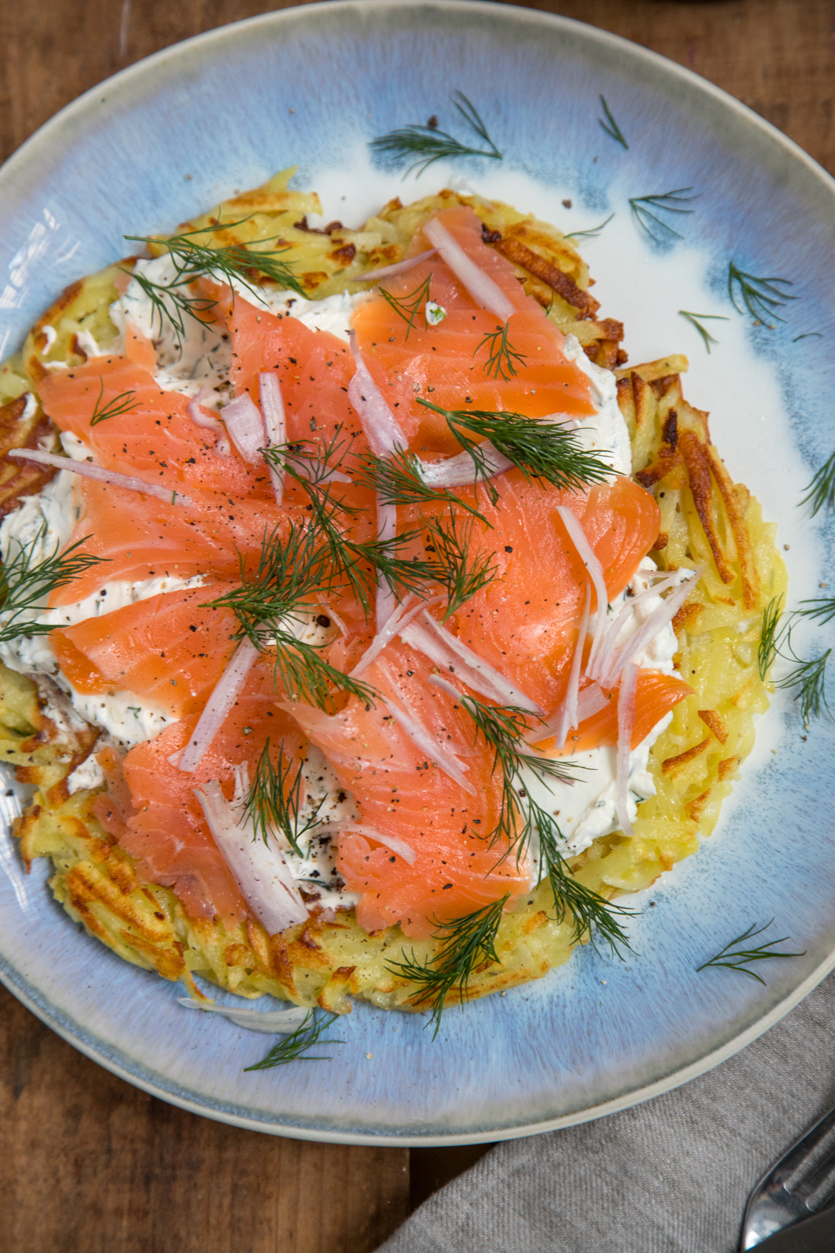 Ein großer Rösti mit Frischkäse und Lachs ist so einfach zubereitet und ...