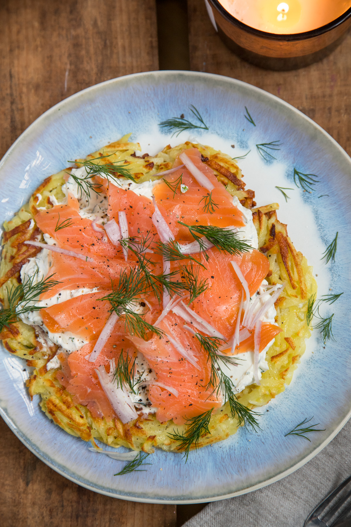 leckerer großer Rösti mit Frischkäse und Lachs| tastesheriff