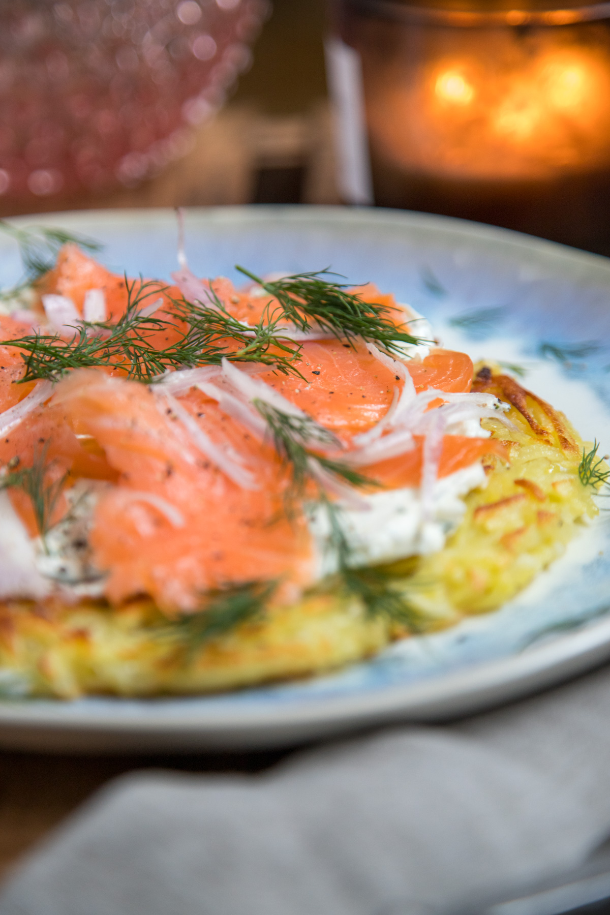 leckerer großer Rösti mit Frischkäse und Lachs| tastesheriff leckerer großer Rösti mit Frischkäse und Lachs| tastesheriff