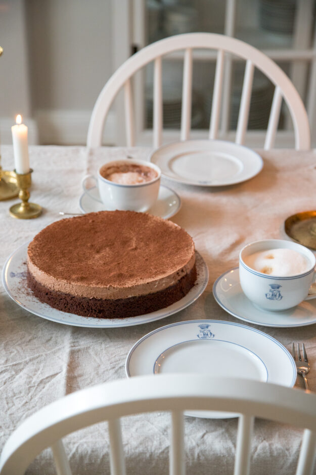 Köstlicher Mousse-au-Chocolat-Kuchen gefällig? Der Boden ist super saftig und die Mousse locker und leicht! Wir lieben diese extrem schokoladige Kombination..