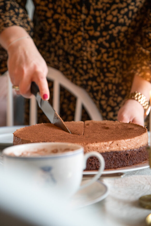 Köstlicher Mousse-au-Chocolat-Kuchen gefällig? Der Boden ist super saftig und die Mousse locker und leicht! Wir lieben diese extrem schokoladige Kombination..