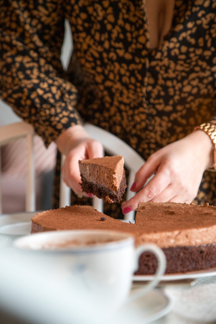 Köstlicher Mousse-au-Chocolat-Kuchen gefällig? Der Boden ist super saftig und die Mousse locker und leicht! Wir lieben diese extrem schokoladige Kombination..