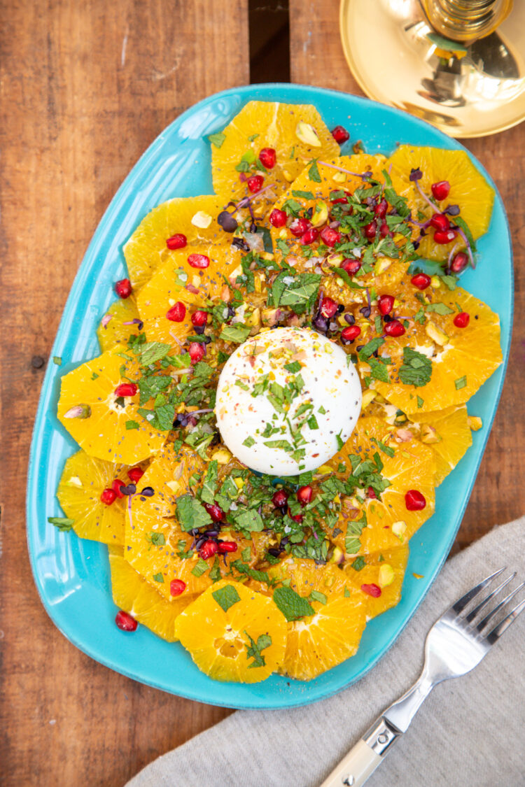 Aromatischer Orangen-Burrata-Salat für das besondere Geschmackserlebnis! Der ist wie immer ganz unkompliziert zubereitet und die ganze Familie war begeistert...