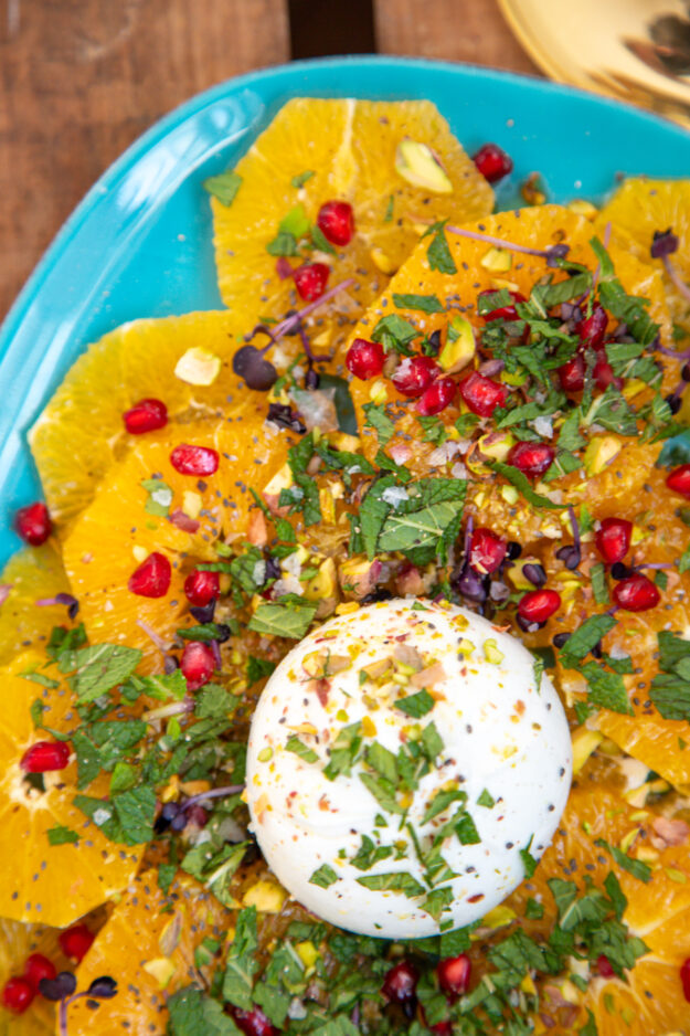 Aromatischer Orangen-Burrata-Salat für das besondere Geschmackserlebnis! Der ist wie immer ganz unkompliziert zubereitet und die ganze Familie war begeistert...