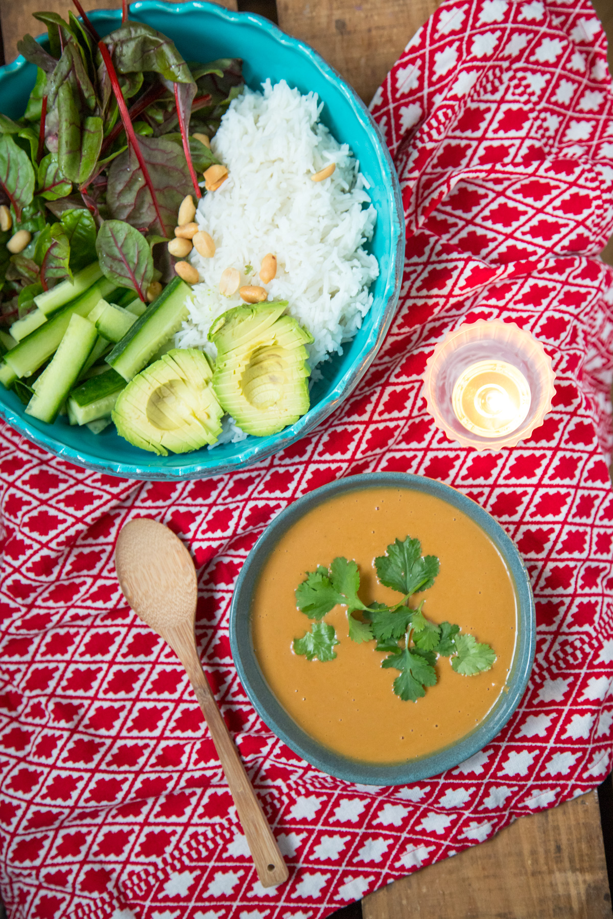 Schnelle und unkomplizierte Erdnussso&szlig;e gef&auml;llig? Die ist wirklich perfekt zu Bowls, aber auch Gem&uuml;se und Fleisch passen in fast jeder Form einfach super dazu.