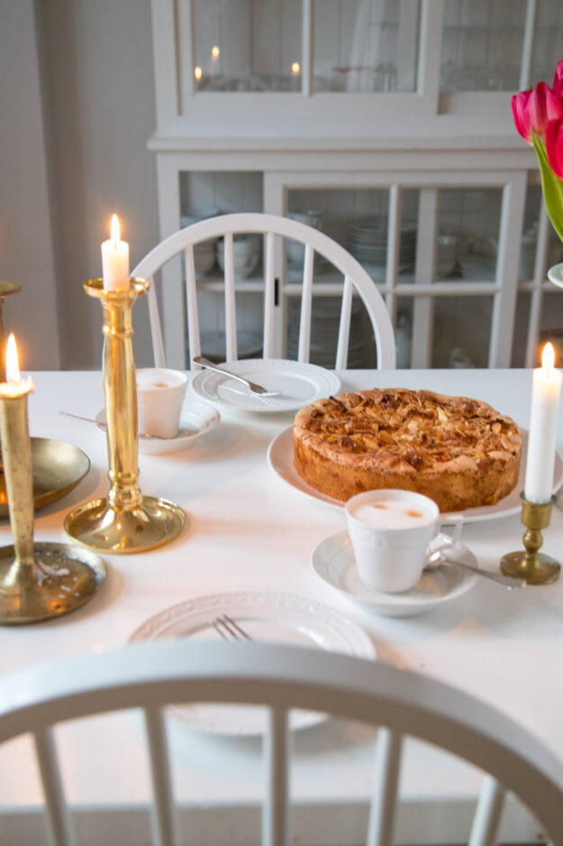 Köstlicher Mandel-Bratapfelkuchen für die ganze Familie! Der ist unglaublich lecker und ganz nebenbei auch noch glutenfrei.. Probiert den unbedingt aus.