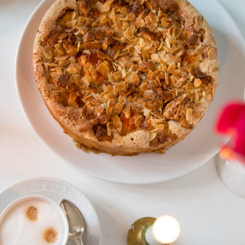 Köstlicher Mandel-Bratapfelkuchen für die ganze Familie! Der ist unglaublich lecker und ganz nebenbei auch noch glutenfrei.. Probiert den unbedingt aus.