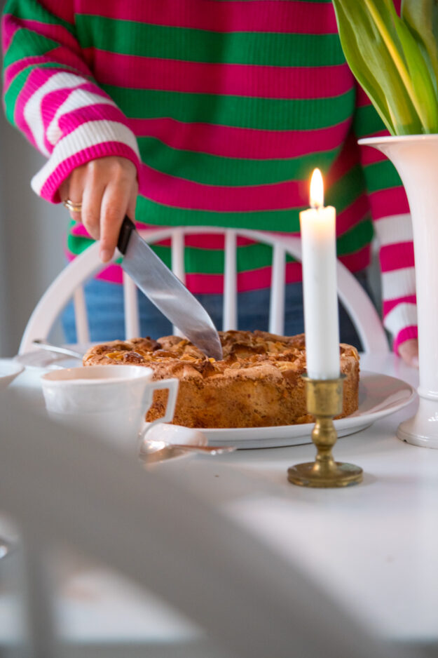 Köstlicher Mandel-Bratapfelkuchen für die ganze Familie! Der ist unglaublich lecker und ganz nebenbei auch noch glutenfrei.. Probiert den unbedingt aus.