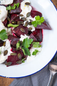 Es gibt Rote Bete mit Burrata! Die Kombination ist unglaublich lecker und bereitet sich sozusagen von ganz alleine zu... L&auml;sst sich wirklich perfekt vorbereiten