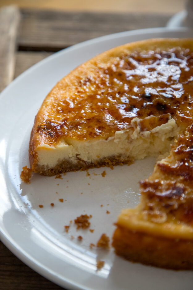 Ein super leckerer Crème Brûlée Cheesecake gefällig? Der macht mit seiner knackigen Zuckerschicht richtig was her und ist in der Zubereitung auch unkompliziert.