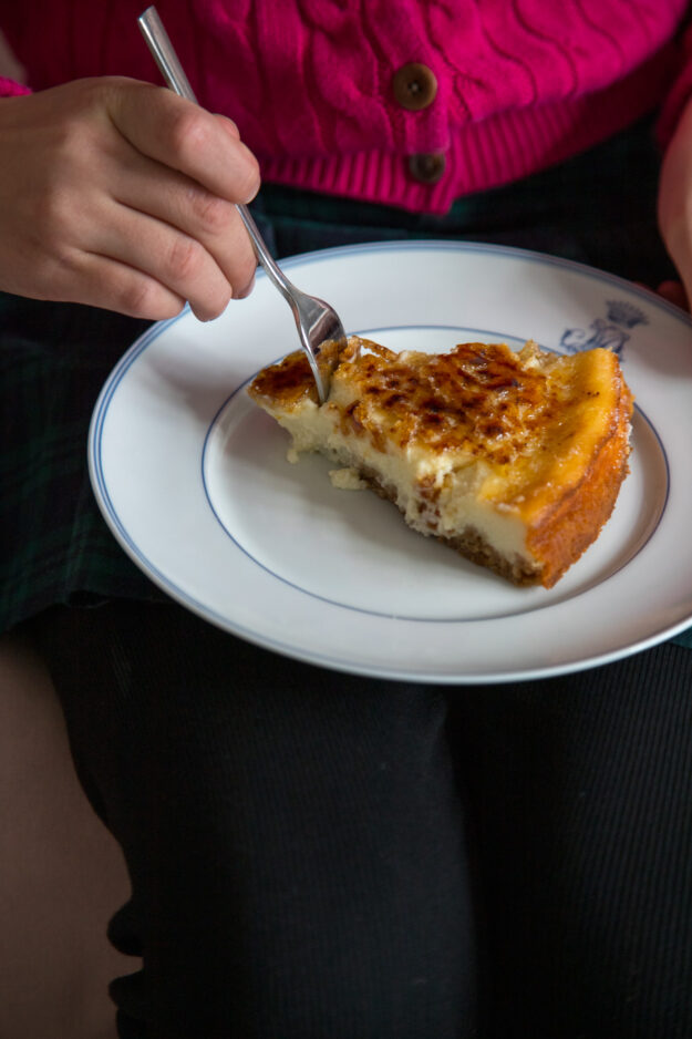 Ein super leckerer Crème Brûlée Cheesecake gefällig? Der macht mit seiner knackigen Zuckerschicht richtig was her und ist in der Zubereitung auch unkompliziert.