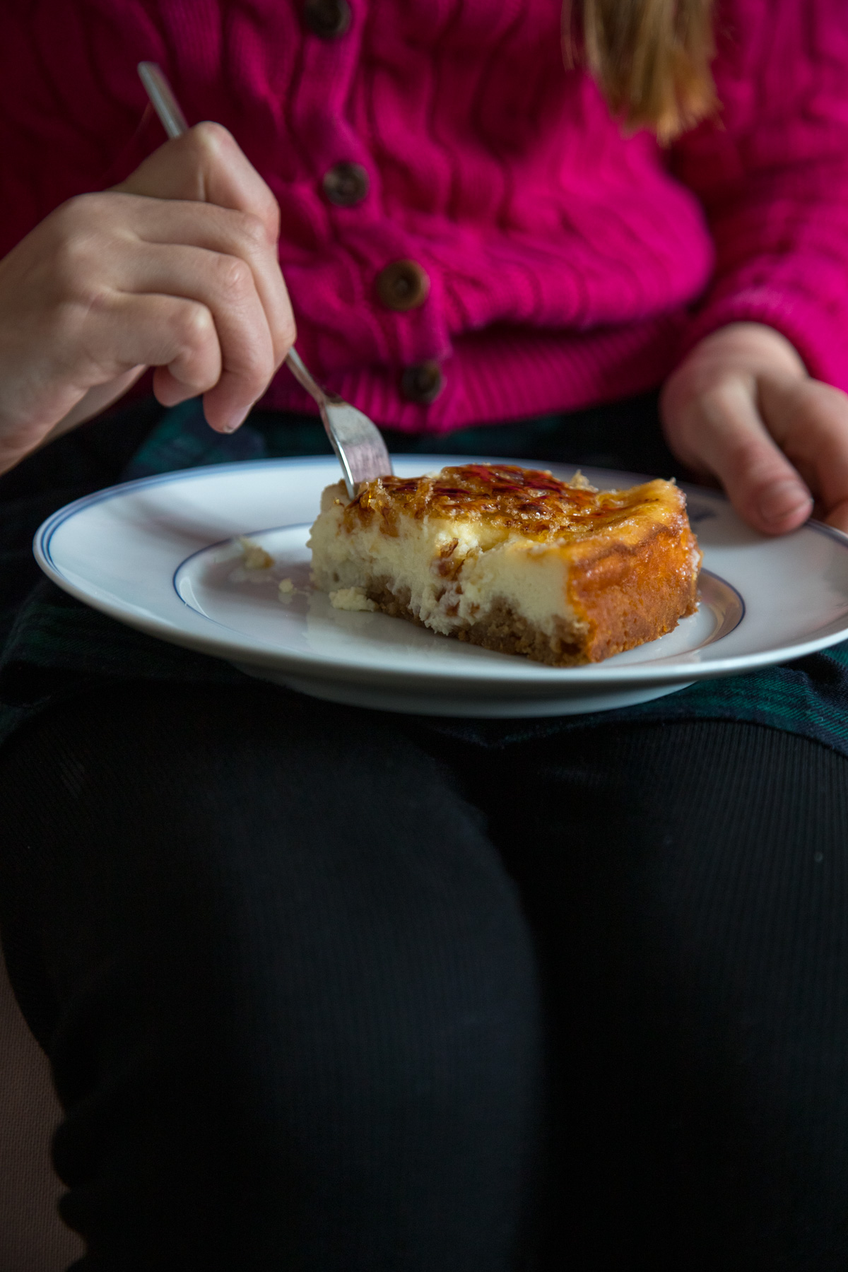 Ein super leckerer Crème Brûlée Cheesecake gef&auml;llig? Der macht mit seiner knackigen Zuckerschicht richtig was her und ist in der Zubereitung auch unkompliziert.