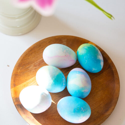 Ostereier färben mit Backpulver ist super unkompliziert und einfach! Das Ergebnis hat uns alle begeistert und so werden es nicht die letzten in diesem Jahr sein