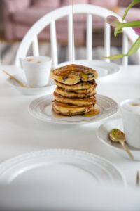 Glutenfreie Pancakes mit Schokolade für das Osterfrühstück gefällig? Die lieben bei uns alle sehr und schmecken mit etwas Ahornsirup on top einfach unschlagbar.