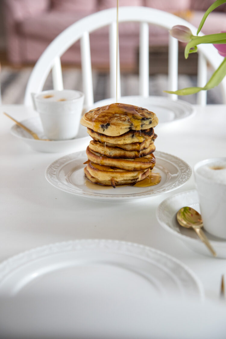 Glutenfreie Pancakes mit Schokolade für das Osterfrühstück gefällig? Die lieben bei uns alle sehr und schmecken mit etwas Ahornsirup on top einfach unschlagbar.