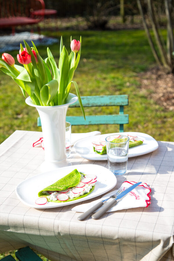 Frühlingshafte Spinatpfannkuchen mit Radieschen