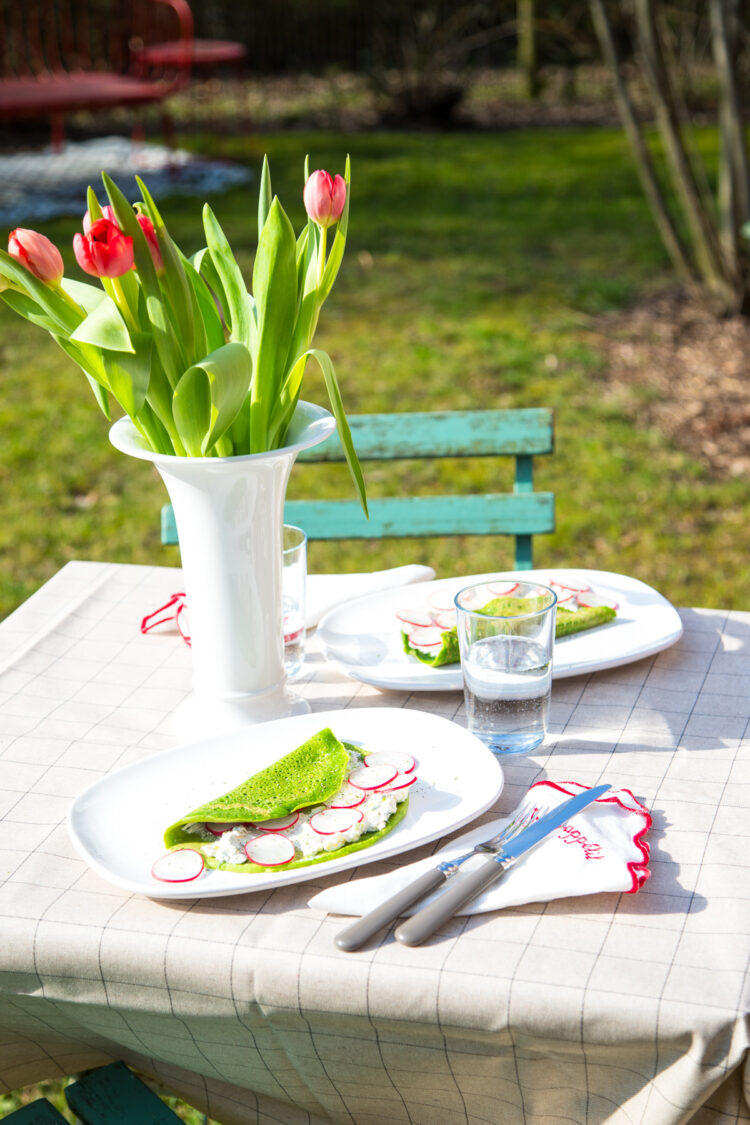 Frühlingshafte Spinatpfannkuchen für die ganze Familie! Sie sehen nicht nur nach Frühling aus, sondern schmecken auch wirklich so mit Frischkäse und Radieschen