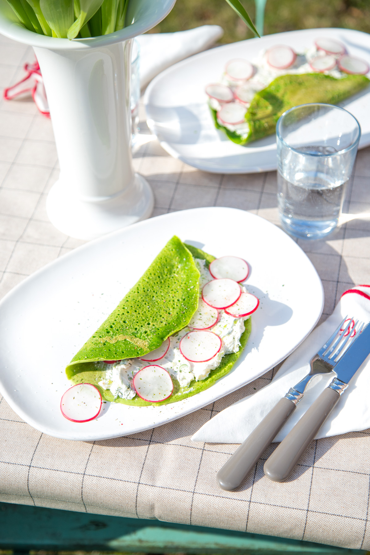 Fr&uuml;hlingshafte Spinatpfannkuchen f&uuml;r die ganze Familie! Sie sehen nicht nur nach Fr&uuml;hling aus, sondern schmecken auch wirklich so mit Frischk&auml;se und Radieschen