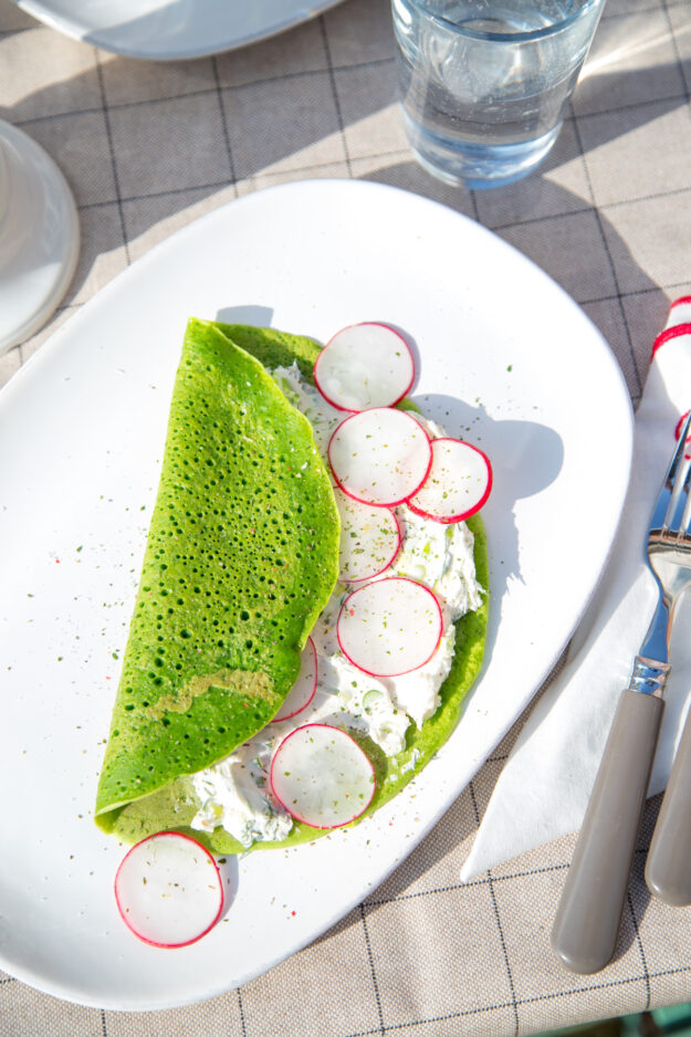 Frühlingshafte Spinatpfannkuchen für die ganze Familie! Sie sehen nicht nur nach Frühling aus, sondern schmecken auch wirklich so mit Frischkäse und Radieschen