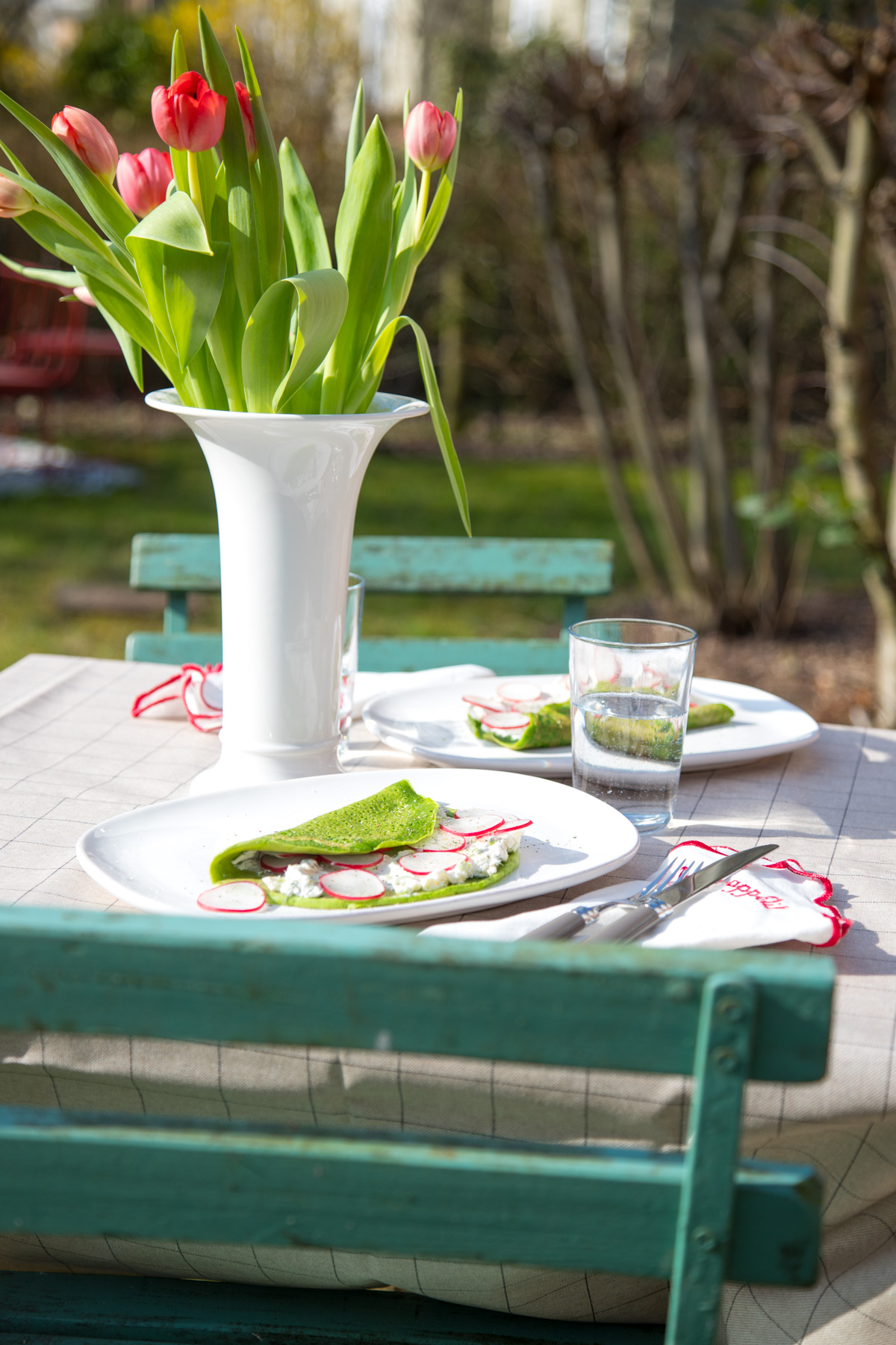 Frühlingshafte Spinatpfannkuchen für die ganze Familie! Sie sehen nicht nur nach Frühling aus, sondern schmecken auch wirklich so mit Frischkäse und Radieschen