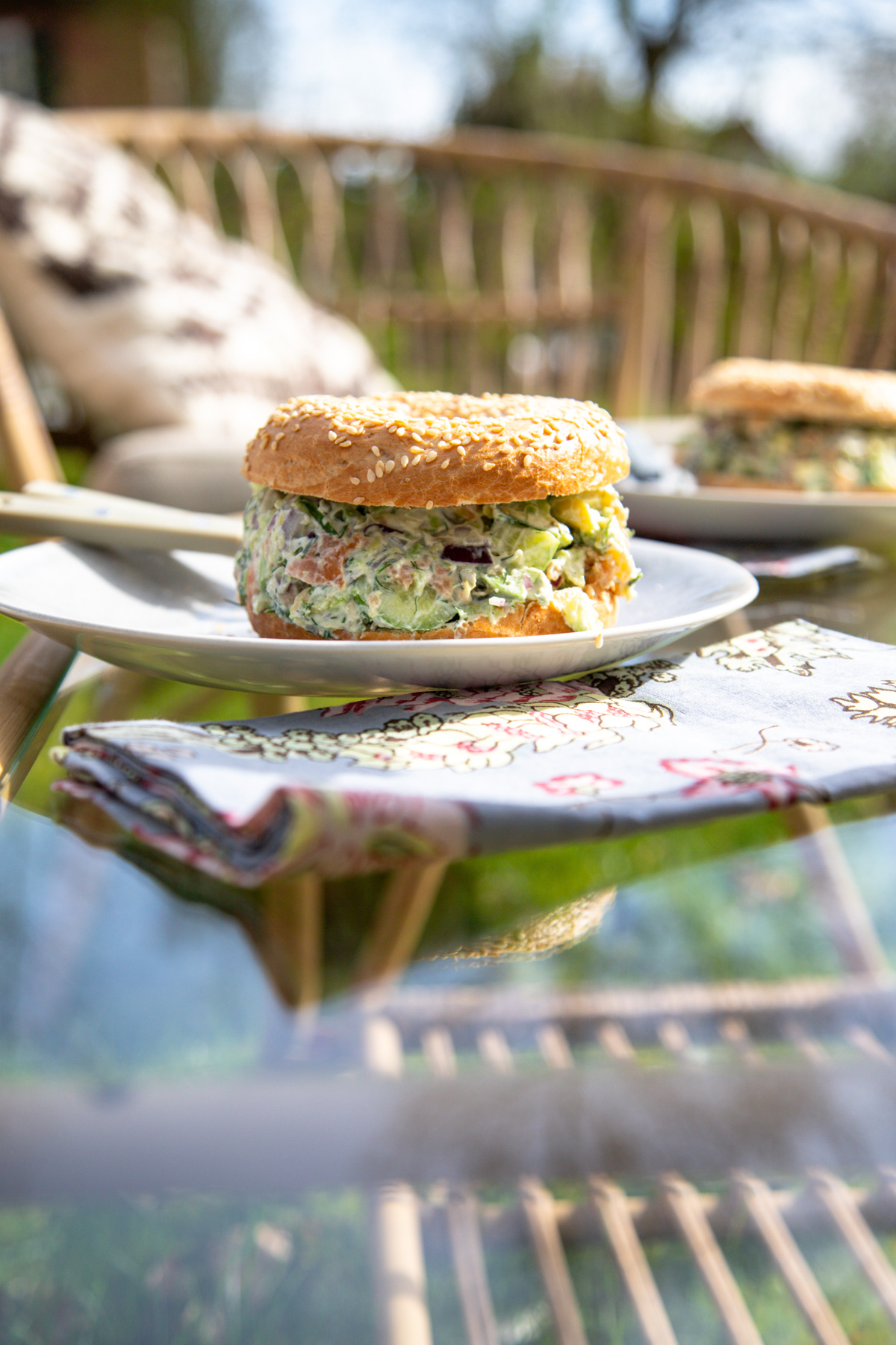 ein super leckerer Bagel mit Smashed Lachs Avocado Creme