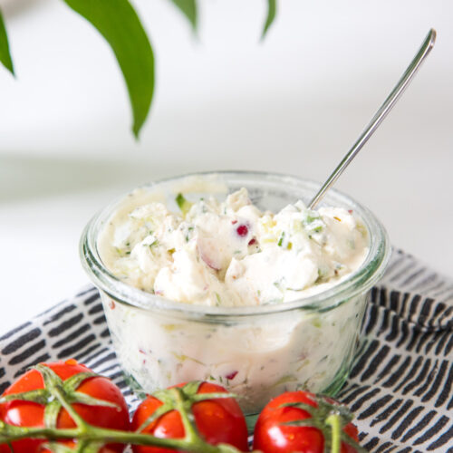 Meine Dauerbrenner-Frischkäse-Creme geht einfach immer! Außerdem lässt sie sich mit kleinen Anpassungen ganz wunderbar abwandeln. Sie ist einfach unschlagbar...