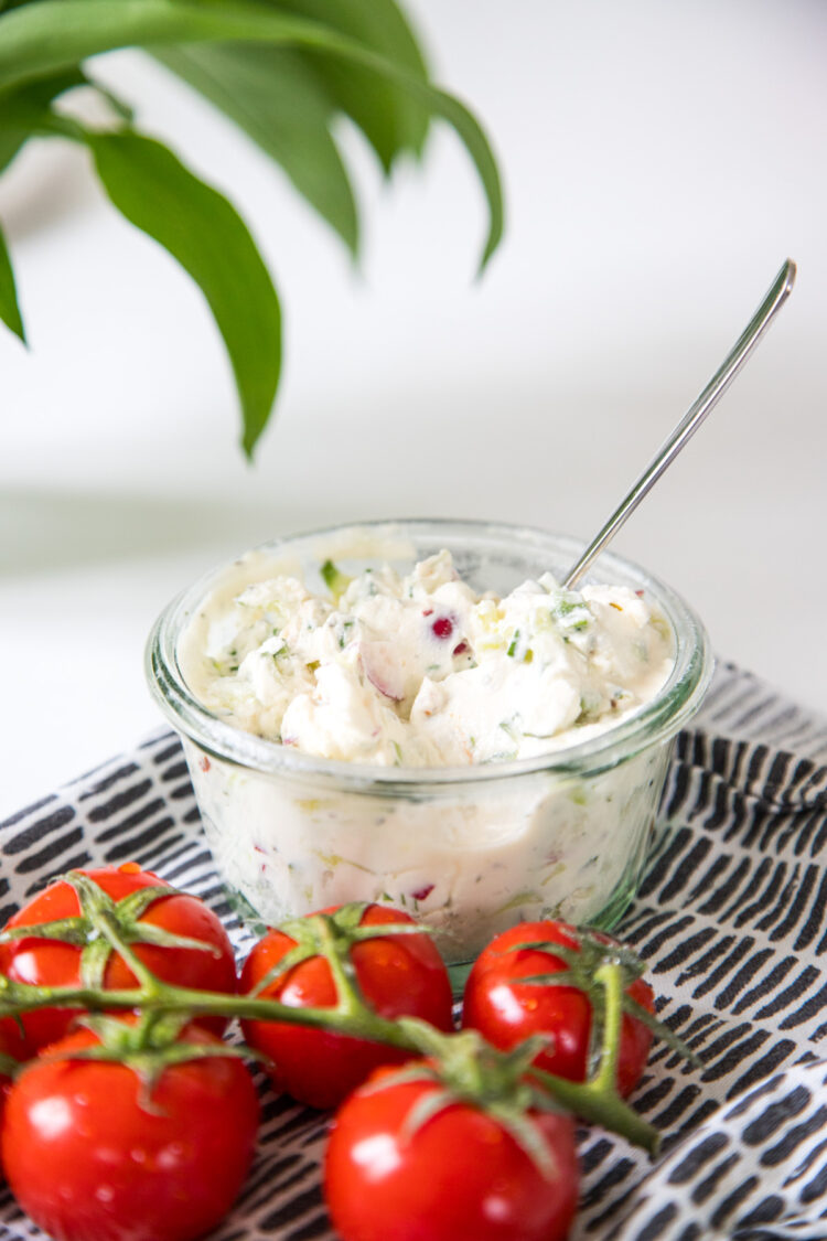 Meine Dauerbrenner-Frischkäse-Creme geht einfach immer! Außerdem lässt sie sich mit kleinen Anpassungen ganz wunderbar abwandeln. Sie ist einfach unschlagbar...