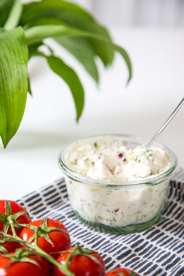 Meine Dauerbrenner-Frischkäse-Creme geht einfach immer! Außerdem lässt sie sich mit kleinen Anpassungen ganz wunderbar abwandeln. Sie ist einfach unschlagbar...