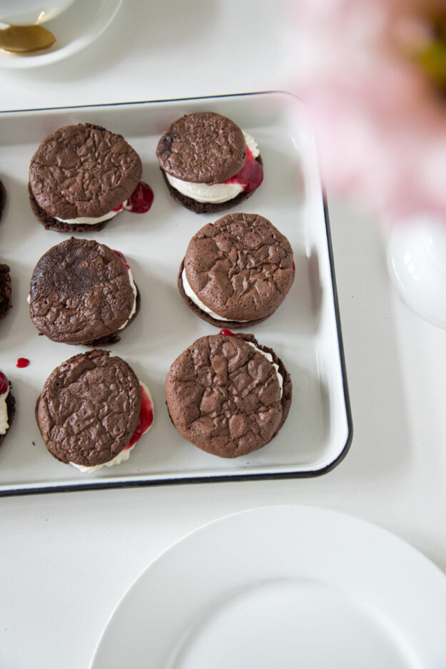 Glutenfreie Schwarwälder Brownie-Kekse wie aus dem Bilderbuch! Die Kombination ist einfach unschlagbar gut und das Besondere auf der Kaffeetafel. Super köstlich