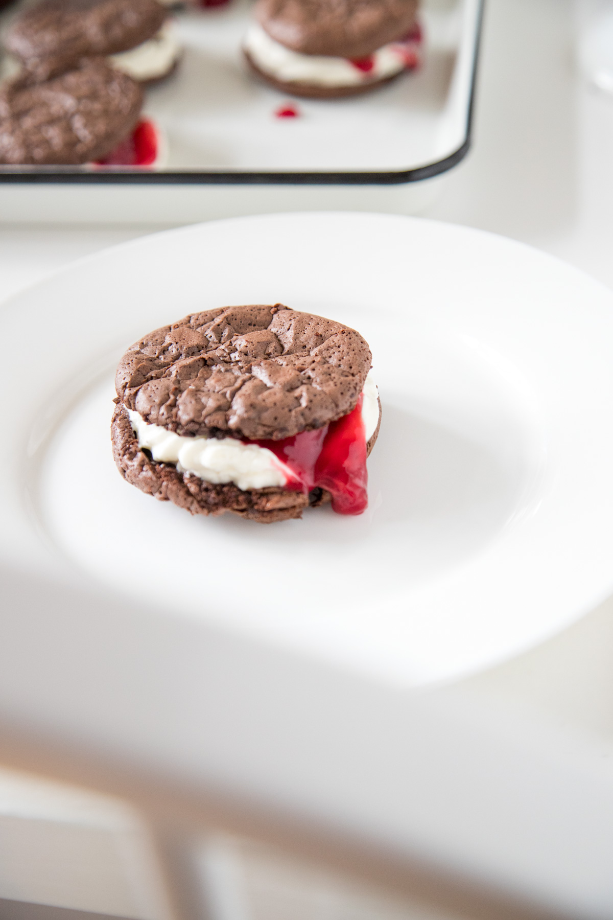 Glutenfreie Schwarw&auml;lder Brownie-Kekse wie aus dem Bilderbuch! Die Kombination ist einfach unschlagbar gut und das Besondere auf der Kaffeetafel. Super k&ouml;stlich