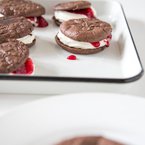 Glutenfreie Schwarwälder Brownie-Kekse wie aus dem Bilderbuch! Die Kombination ist einfach unschlagbar gut und das Besondere auf der Kaffeetafel. Super köstlich