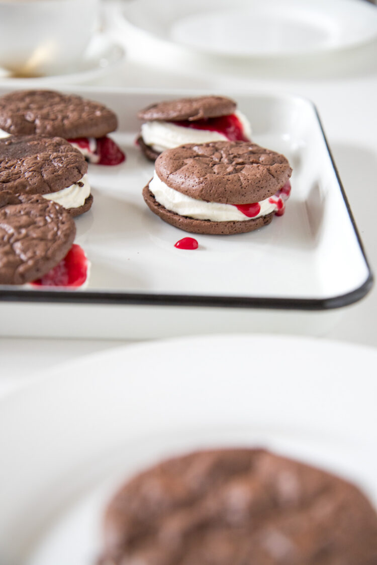 Glutenfreie Schwarwälder Brownie-Kekse wie aus dem Bilderbuch! Die Kombination ist einfach unschlagbar gut und das Besondere auf der Kaffeetafel. Super köstlich