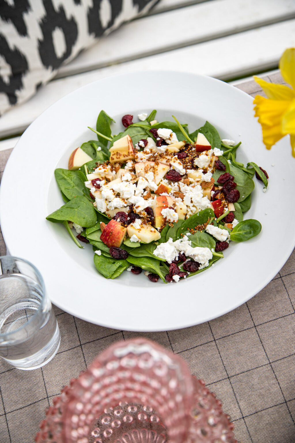 Ein total leckerer Salat mit Apfel, Mandel und Cranberry