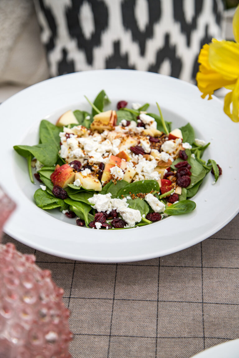 Ein total leckerer Salat mit Apfel, Mandel und Cranberry Ein total leckerer Salat mit Apfel, Mandel und Cranberry