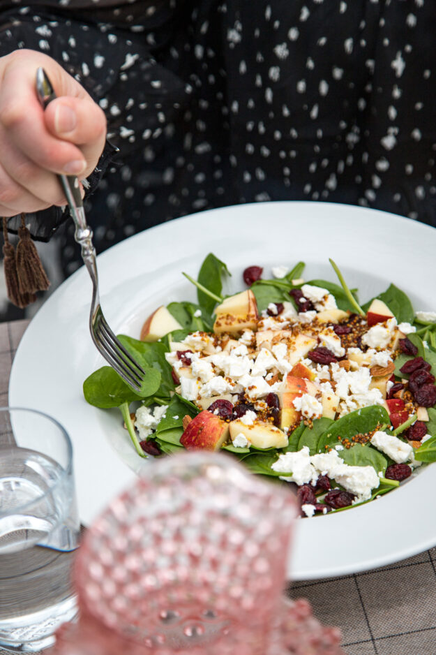 Ein Salat mit Apfel, Mandel und Cranberry wird leicht mal unterschätzt... Dabei ist die Kombination wahnsinnig gut und es werden nur wenige Zutaten gebraucht.