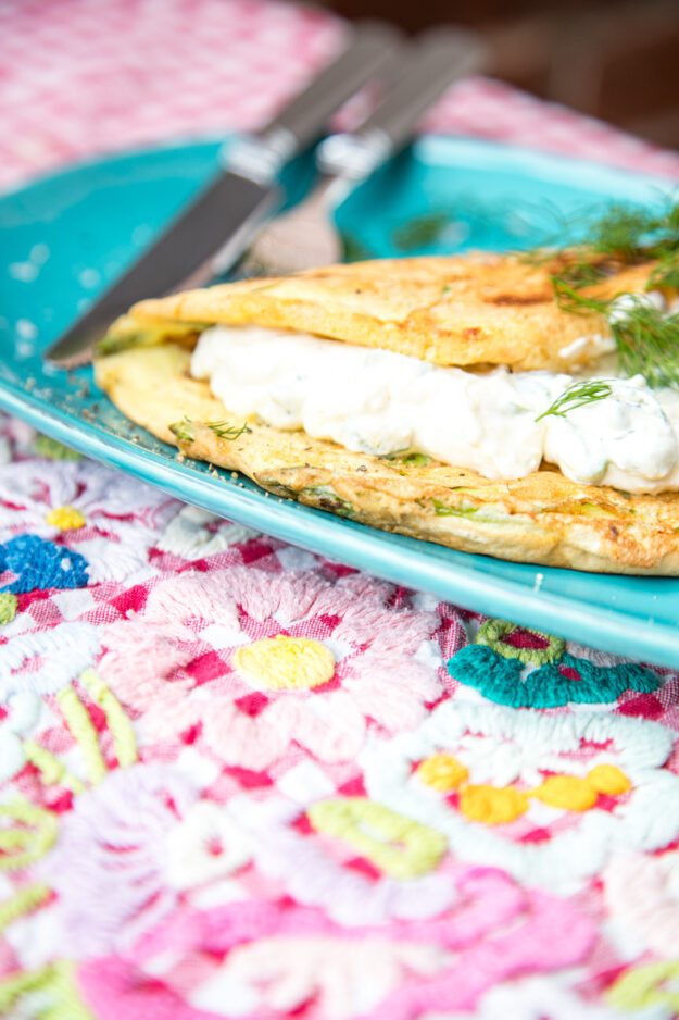 Endlich wieder Spargelzeit! Schnelles Spargel-Omelette gefällig? Es ist ganz fix zubereitet und total gut. Mit dem Spargel ist das Omelette auch mal was anderes