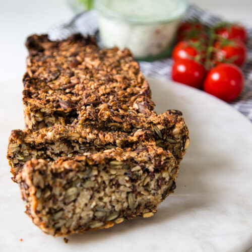 Das saftige Wunderbrot ganz ohne Mehl ist momentan bei uns sehr beliebt! Es lässt sich wunderbar vorbereiten und schmeckt mit den Saaten und Kernen total gut...