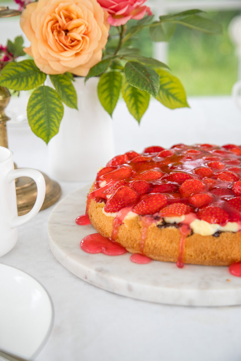 Der frische Erdbeerkuchen mit Schokolade und Vanillepudding
