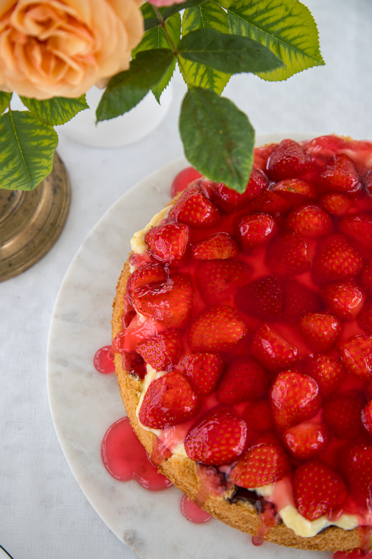 Der frische Erdbeerkuchen mit Schokolade und Vanillepudding