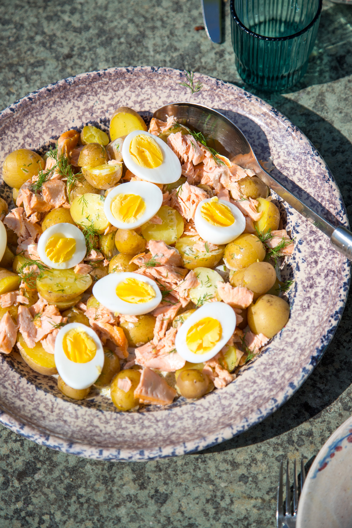 Kartoffel Lachs Salat, der einfach wahnsinnig gut schmeckt und richtig was hermacht? Da habe ich genau das richtige für Euch! Nur wenige Zutaten und so köstlich